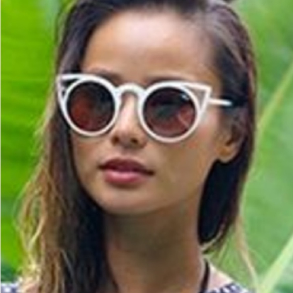 NWOT Quay Australia White Frame Sun Glasses